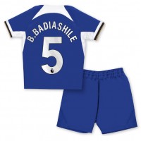 Koszulka piłkarska Chelsea Benoit Badiashile #5 Strój Domowy dla dzieci 2023-24 tanio Krótki Rękaw (+ Krótkie spodenki)